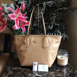 COACH TAXI ZIP TOP TOTE IN LEATHER